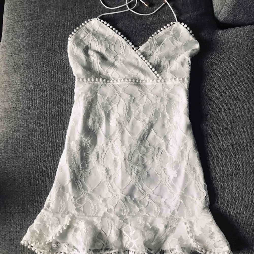 Säljer denna superfina klänning då den tyvärr är lite kort på mig (är 176cm). Oanvänd och i nyskick!🌼 . Klänningar.