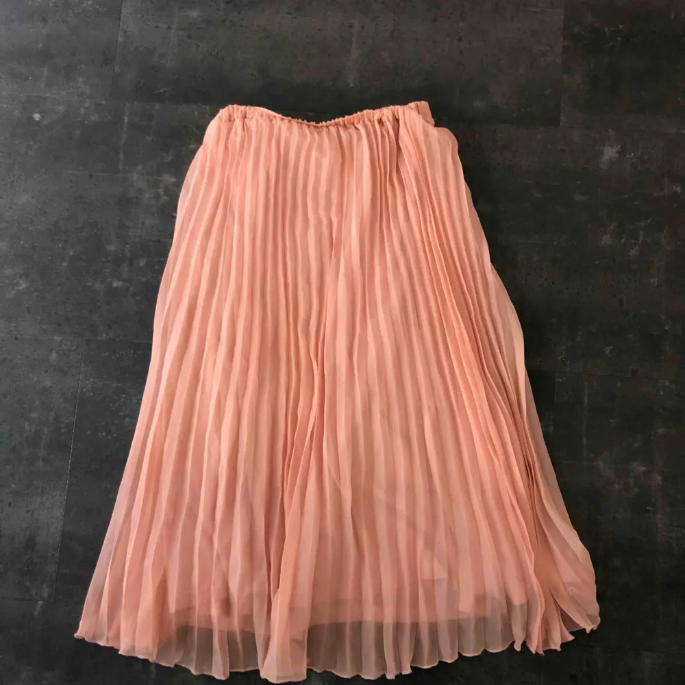Superfin plisserad kjol strl XS, passar även storlekar över det då den är så pass stretchig. Något ljusare rosa i verkligheten. . Kjolar.