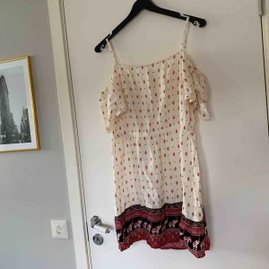  - Skön klänning från hmXcoachella, väldigt liten i storleken 