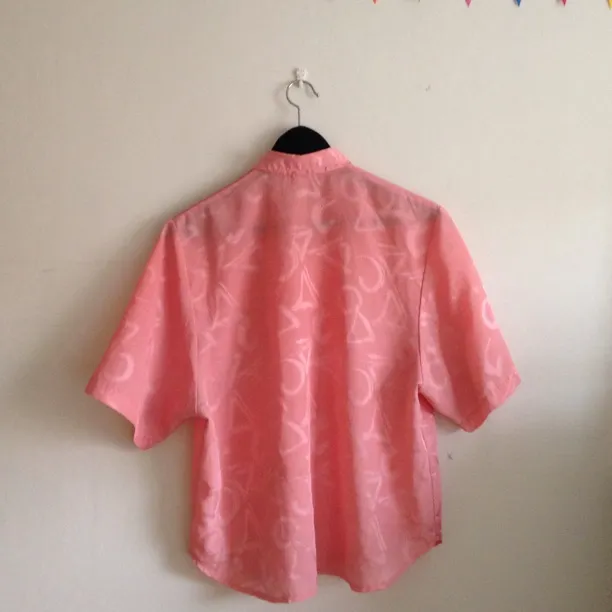 Ljusrosa vintage skjorta i fint skick 🐷 100% polyester. Skjortor.
