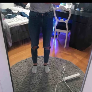  - Ett par superfina blåa jeans. Köparen står för frakt