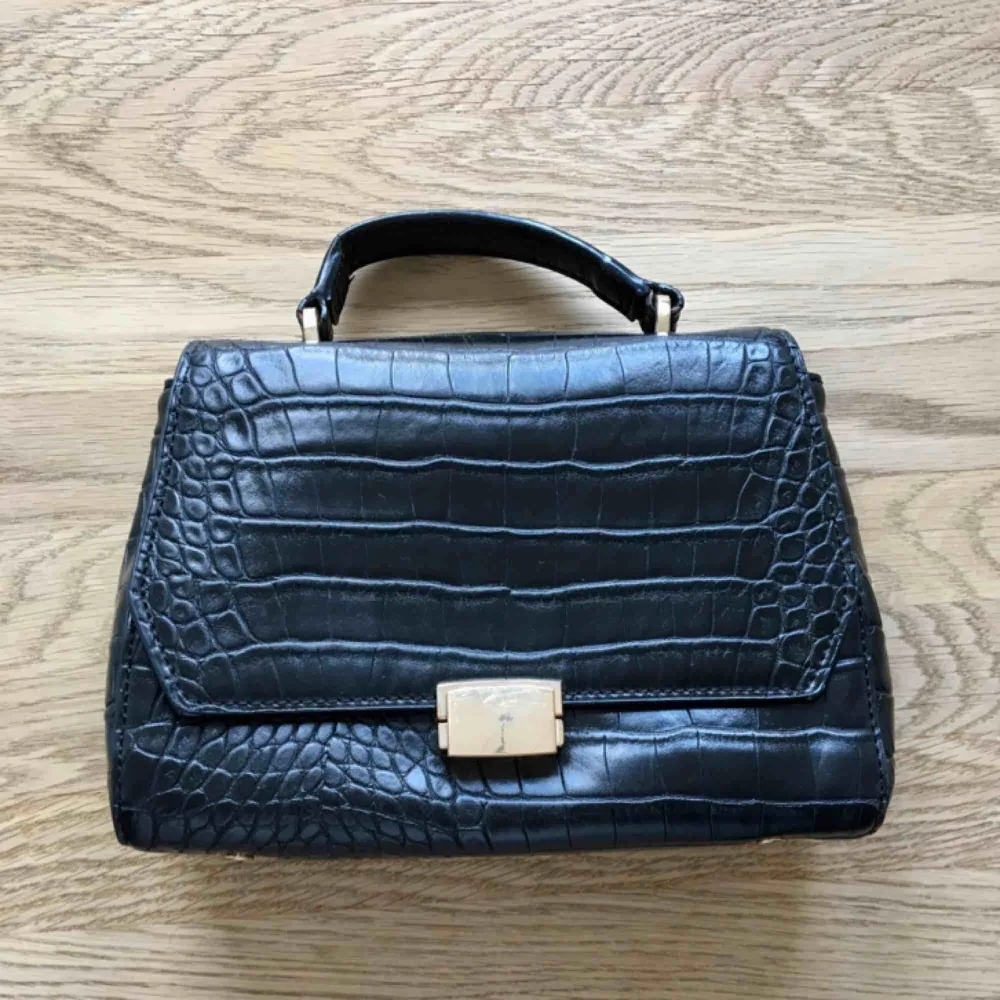 Handväska från Zara med avtagbar axelrem 👜. Accessoarer.
