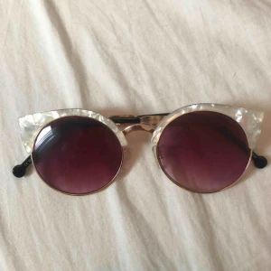  - Säljer dessa fina solglasögon , tror de är från stradivarius! 🧡