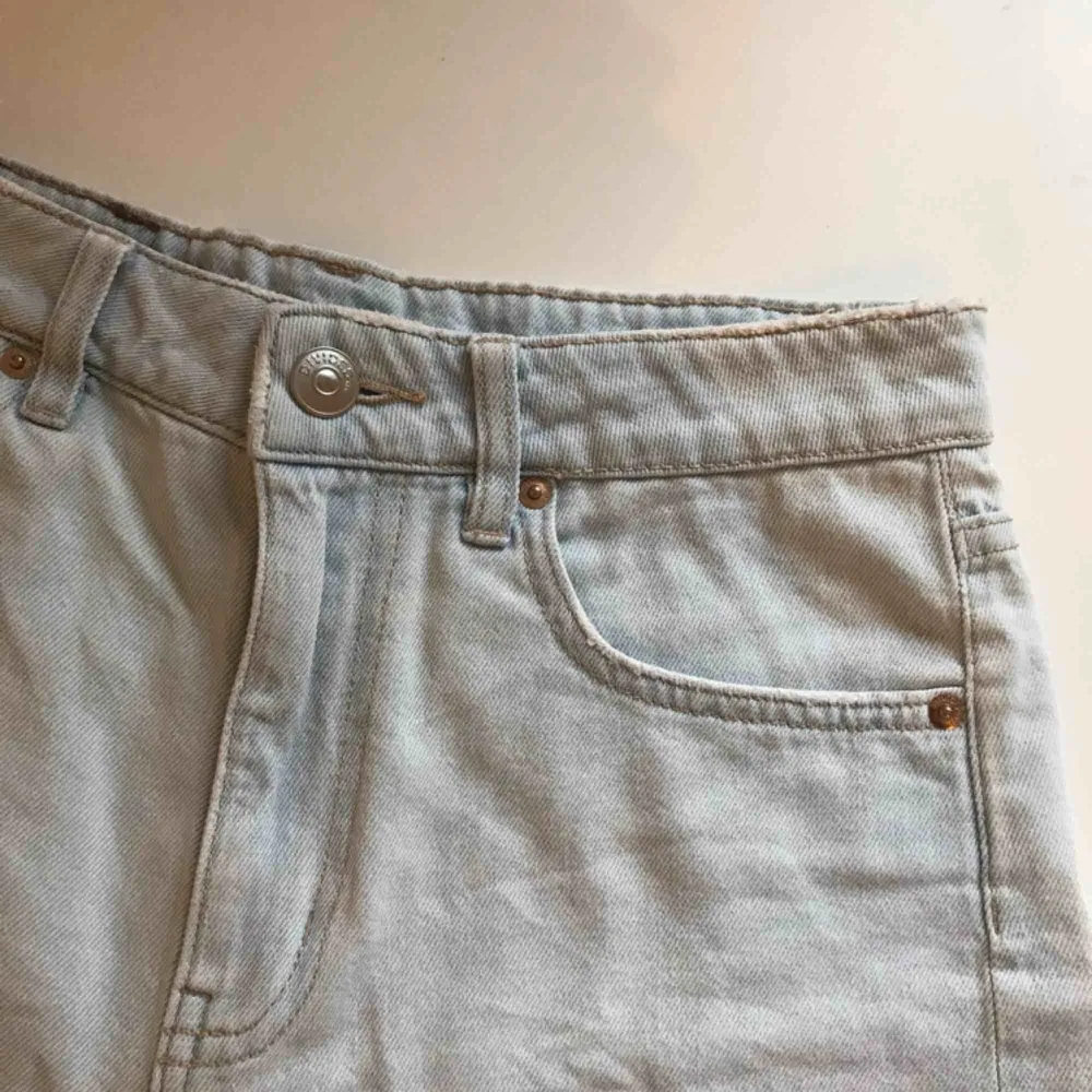 Ljusa jeansshorts   (DM för flera bilder). Shorts.