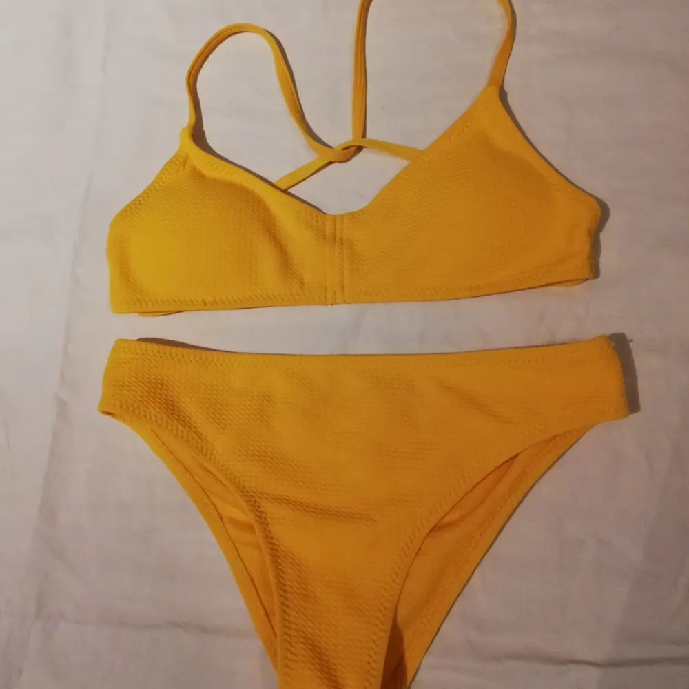 Fin oanvänd gul bikini från shein, med band som korsas bak på ryggen. Säljer pga passade tyvärr inte mig.  Pris inklusive frakt! ✨ En för 80 eller alla 3 för 200 ✨. Övrigt.