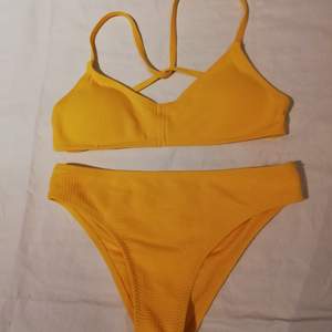Fin oanvänd gul bikini från shein, med band som korsas bak på ryggen. Säljer pga passade tyvärr inte mig.  Pris inklusive frakt! ✨ En för 80 eller alla 3 för 200 ✨
