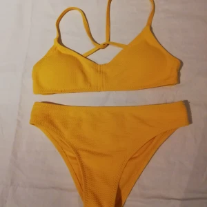  - Fin oanvänd gul bikini från shein, med band som korsas bak på ryggen. Säljer pga passade tyvärr inte mig.  Pris inklusive frakt! ✨ En för 80 eller alla 3 för 200 ✨