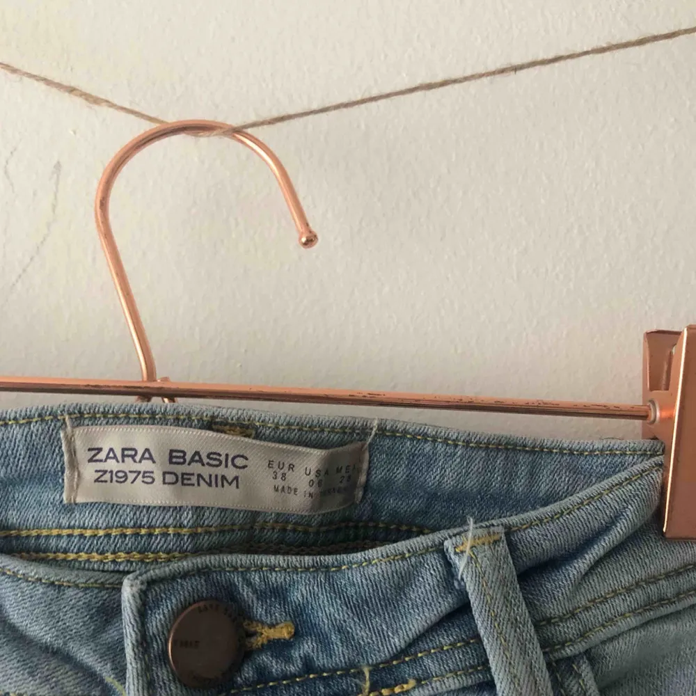 Jeans med pärldetaljer och slitningar från Zara. 💞 Köparen står för frakt. . Jeans & Byxor.