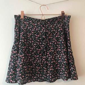 Blommig kjol med knappar från H&M. Använd men i fint skick. 💞 Köparen står för frakt. 
