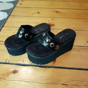 Platå sandaler stl. 36-37 - Superballa platå sandaler! Vet inte exakt vilken storlek men jag har stl. 36-37 och de passar perfekt. Sulan på ena skon har lossnat tidigare men har limmat med epoxy(3e bilden) så nu sitter det! Pris kan diskuteras och kan mötas upp i Stockoholm 🖤❤