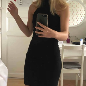  - Svart bodycon-klänning från BIKBOK. Använd fåtal gånger och är i fint skick. Få små trådar som sticker ut vid en del sömmar men inget man tänker på när man har på sig den. Ger fin figur. Storlek XS men är töjbar så passar säkert S också. Frakt tillkommer.