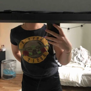  - Guns N’ Roses t-shirt köpt i en affär i bryssel. strl. M men passar S och XS också. 