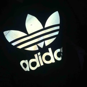  - grå/blå adidas threefoil hoodie med reflex, grå insida på luvan. passar S men även XS