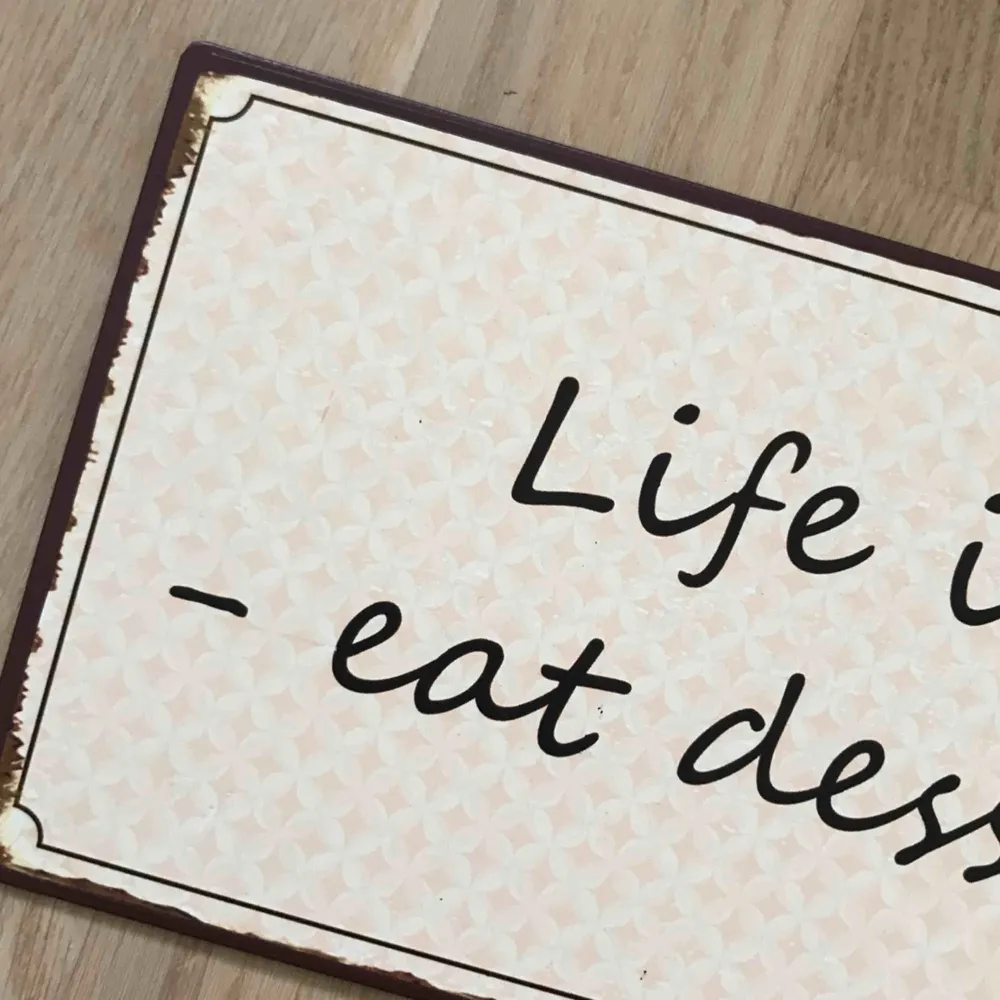 🧁 Plåtskylt med texten ”Life is short eat dessert first” på, den är mer rosa i verkligheten och texten är brunt aktig (frakt tillkommer) 🧁. Övrigt.