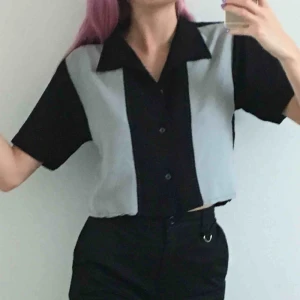  - cool skjorta med krage och knappar fram💫💙frakt är inkluderat i priset