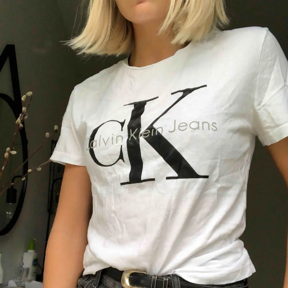 Vit T-shirt från Calvin Klein med sömmar på ryggen.  Använd 1-2 gånger och har jättebra kvalité. Köparen står för frakten:)  Nypris: 500kr. T-shirts.