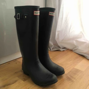  - Svarta hunters perfekt till hösten! Dem är bara använda en halv höst inköpta för 2 år sen. Väldigt bra skick och säljes pga för små. Priset är 600k med allt på bilderna, utan strumpor 450kr. Originalpris på allt 1800kr. Frakt blir 90kr :)