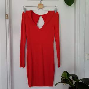 Röd klänning med öppen rygg från hm, lite för stor i axlarna för mig (brukar ha xs), använd 1 gång