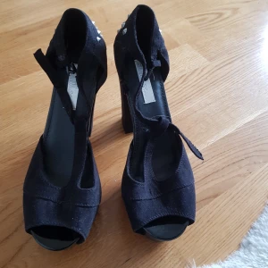  - Använda vid två tillfällen. Storlek 37 & inköpta på din sko.