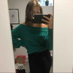  - Snygg grön stickad off shoulder tröja, köparen står för frakt