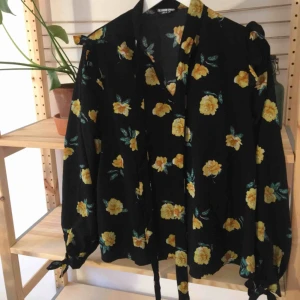  - Svalt tyg, sällan använd. Fin att båda använda den som knytblus eller en liten mer lös knuten