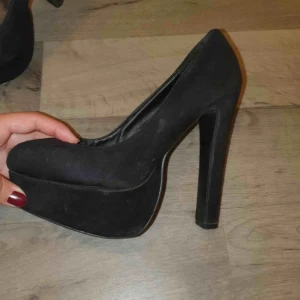  - Svarta plattform klackar, fint skick. Billigare för snabbaffär. 