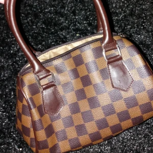  - Jättefin väska. Köpt på plick men kommer tyvärr ej till användning. 50 kr plus frakt.