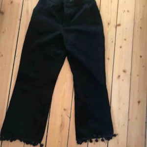  - Ankelbyxor med bollar