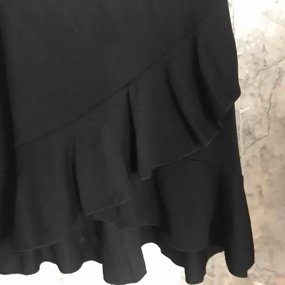 Supersöt kjol med volanger från h&m 🕊frakt tillkommer🕊 🦋kolla gärna in mina andra annonser🦋. Kjolar.