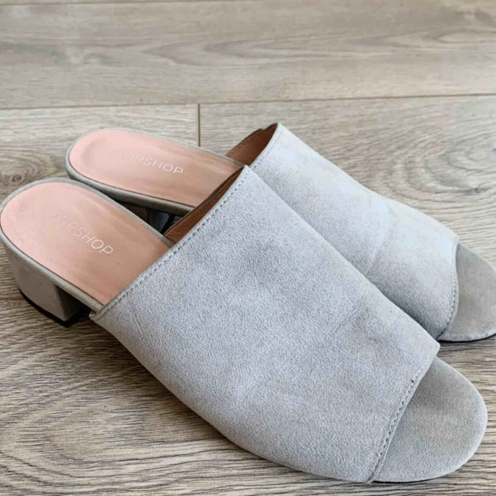 Ett par Supersnygga gråa sandaletter behöver ett nytt hem! Använda max 4 gånger så dom är i jättefint skick! . Skor.