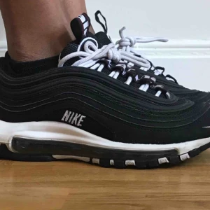  - SÄNKT PRIS!! 600kr!!!   Säljer nu mina fina Nike Air max 97, pga. de är för små. Köpte dem här på plick för några veckor sen, men har ej kunnat använda de, då de var för små:/. Innan dess va de endast använda 1 gång! 