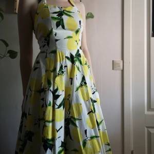  - Härlig sommarklänning Lite smal runt midjan och har lösa band som knyts runt nacken Slutar under knäna på mig som är 168cm Finns dragkedja längs ena sidan