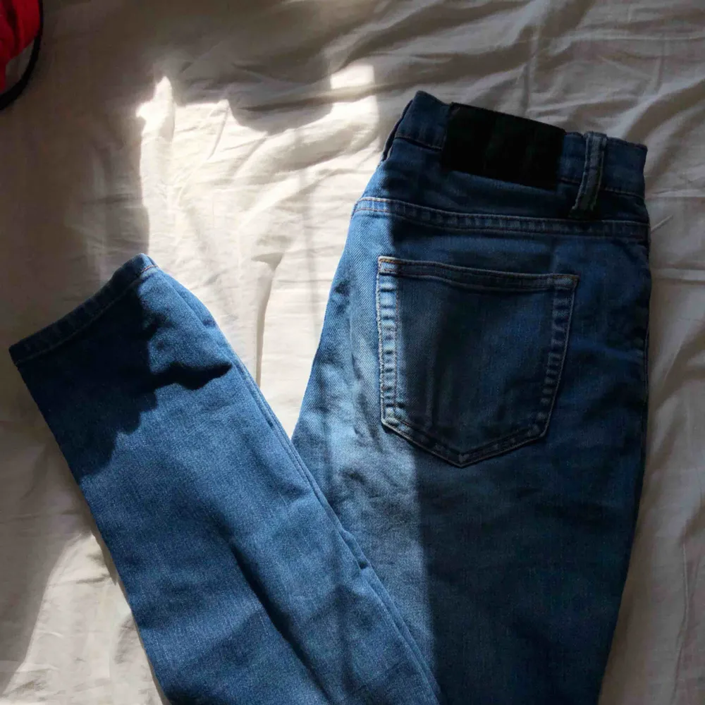 Tighta jeans från cheap monday, säljes då jag inte ens får på mig dem längre.  Frakt: 60kr. Jeans & Byxor.