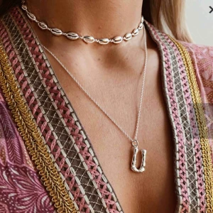  - Halsband med bokstaven U från Safira. Helt nytt säljes pga felköp. Äkta silver. Nypris 549:- 