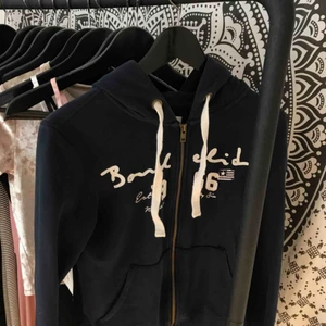  - Mörkblå kofta från bondelid. Köpt för längesen men sparsamt använd och endast tvättad enstaka gång. Frakt tillkommer ✨✨