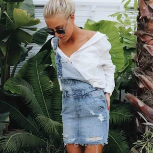  - Hängselklänning, knappt använd. Storlek 34. Frakt tillkommer :) 