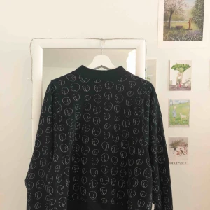  - Monki sweatshirt. Köpt 2019-04 Använt 1 gång (pga för stor storlek)  Köpte den på Monkis hemsida och kunde inte bedöma hur oversized den var. Möter gärna upp på Södermalm, Stockholm.