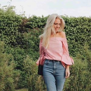  - Off shoulder topp från hm. Frakt tillkommer :) 