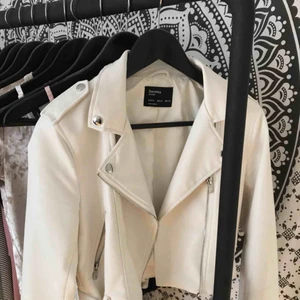  - Vit fake-skinnjacka från Bershka. Något krämvit. Den är hyfsat använd i höstas men frf i bra skick. Köparen står för frakt. 🥵🥵