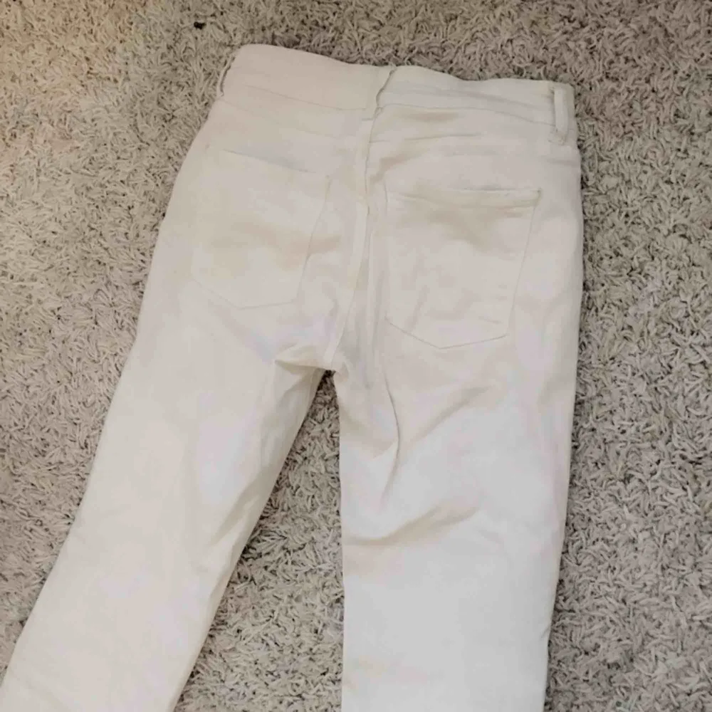 Klassiska vita bootcut jeans från Zara storlek 34, passar mig som brukar ha ca 36!. Jeans & Byxor.