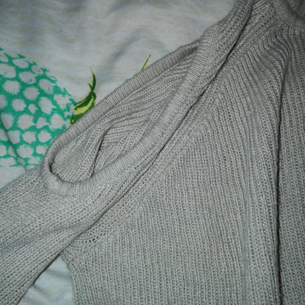 Stickad tröja från H&M, 2 styckna hål vid båda armen. Polo hals ish, använt 3 ggr. Stickat.
