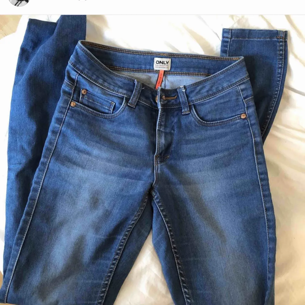 Jättefina blåa jeans från Only Storlek XS/längd 32 Köptes för ca 500kr . Jeans & Byxor.