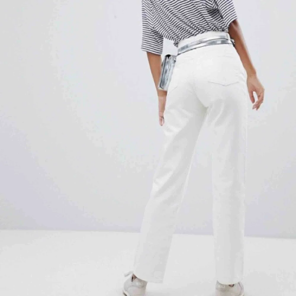 FEEEETT snygga byxor i modellen ROW från weekday!! Vita, jeans. Strlk 28/32, passar mig som är ca 170 cm lång. Bra skick, inte använda mycket!!! Kan båda fraktas o mötas, hör av vid frågor kram💓🥰💓. Jeans & Byxor.