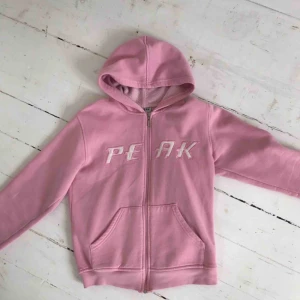 - Jag säljer en bubbelgums-rosa luvtröja från peak performance i storlek xs. Befintligt skick. Säljes pga att jag bytt stil. Köparen står för frakt och betalning sker via swish.☺️💞