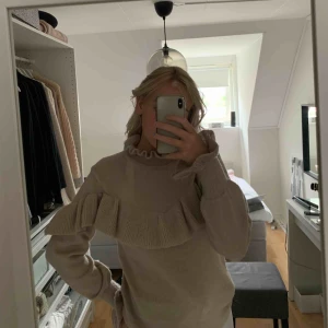  - Stickad tröja ifrån Gina, köparen står för frakt!