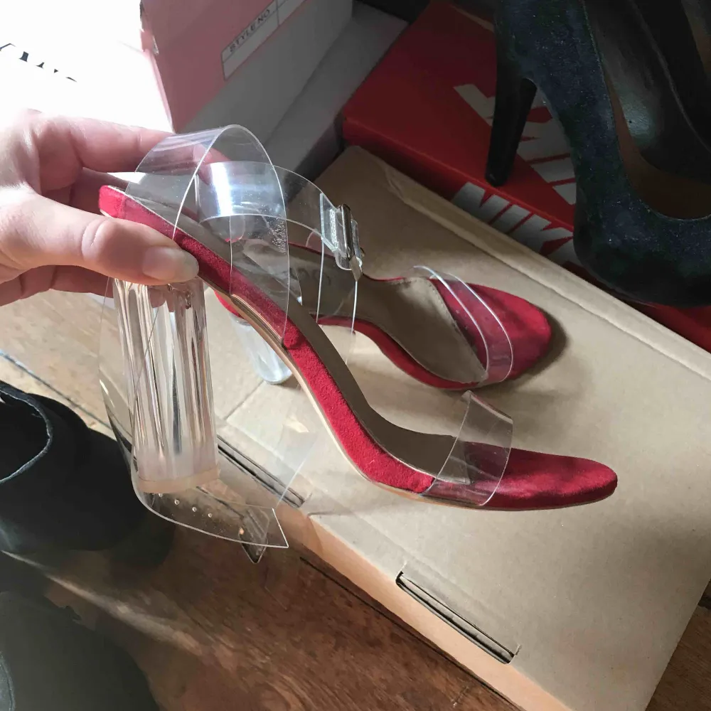 Perspex heels klackar från ego official med röd sula, riktigt snygga, sparsamt använda. Transparenta band. Skor.