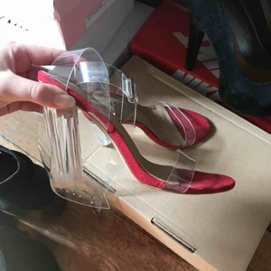  - Perspex heels klackar från ego official med röd sula, riktigt snygga, sparsamt använda. Transparenta band