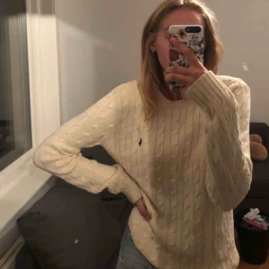  - Standard kabelstickad Ralph lauren tröja! Lite offwhite i färgen. En liten fläck som ni kan se på bild 2. Frakt står köparen för👍🏼