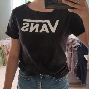  - Svart t-shirt från Vans i storlek small. Frakt ingår🌸