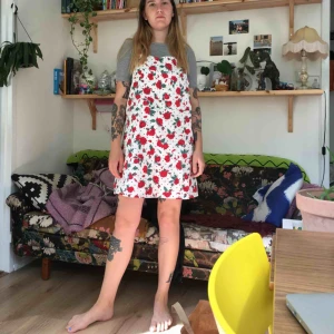  - Monki klänning Medium Använd 1-2 gånger Frakt ingår ej